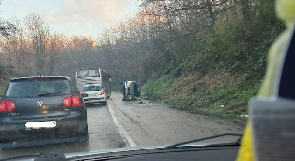 tutnjevac prevrnuti automobil.webp